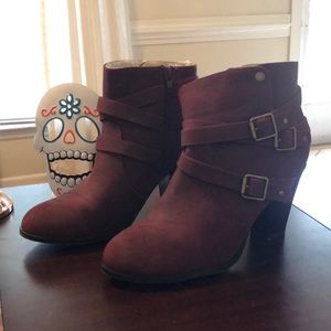 Burgundy ankle boots with heel.